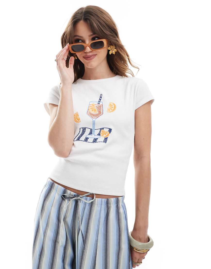 ASOS DESIGN - Knapp geschnittenes T-Shirt in Creme mit Cocktail- und Orangen-Print-Weiß von ASOS DESIGN