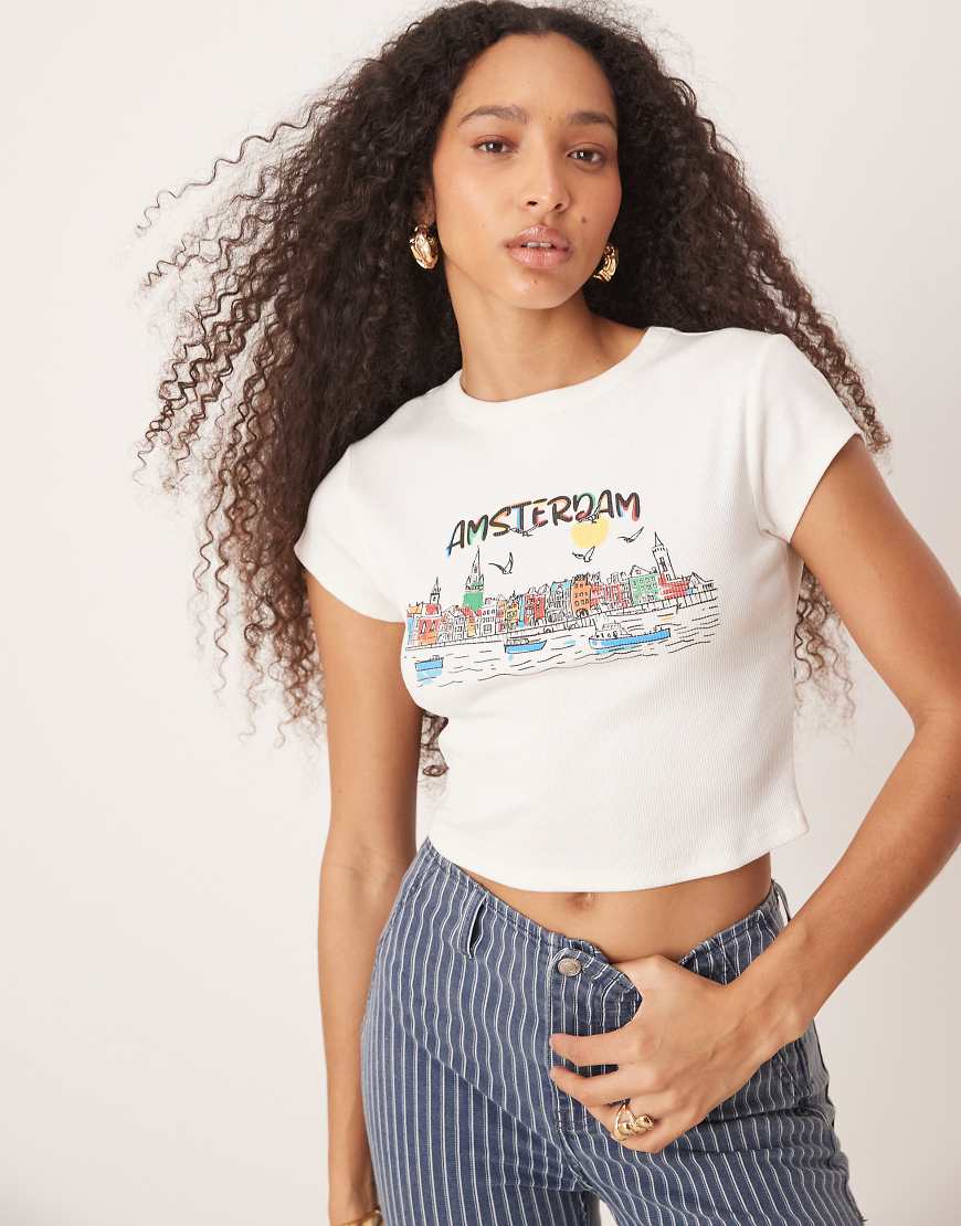 ASOS DESIGN - Knapp geschnittenes T-Shirt in Cremeweiß mit „Amsterdam"-Standort-Print ASOS DESIGN - Knapp geschnittenes T-Shirt in Cremeweiß mit „Amsterdam"-Standort-Print von ASOS DESIGN