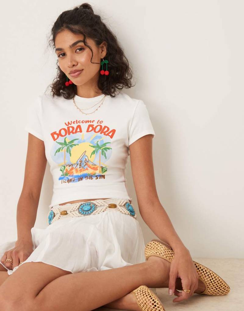 ASOS DESIGN - Knapp geschnittenes T-Shirt in Cremeweiß mit „Bora Bora"-Print von ASOS DESIGN