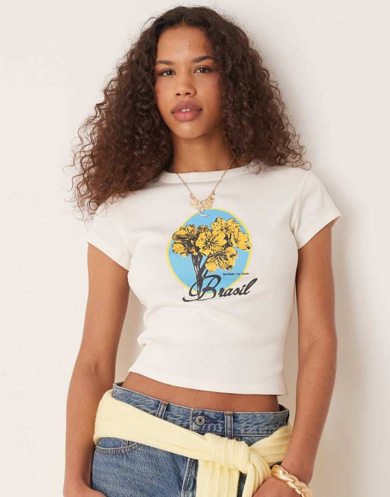 ASOS DESIGN - Knapp geschnittenes T-Shirt in Cremeweiß mit „Brasil"-Standort-Print von ASOS DESIGN