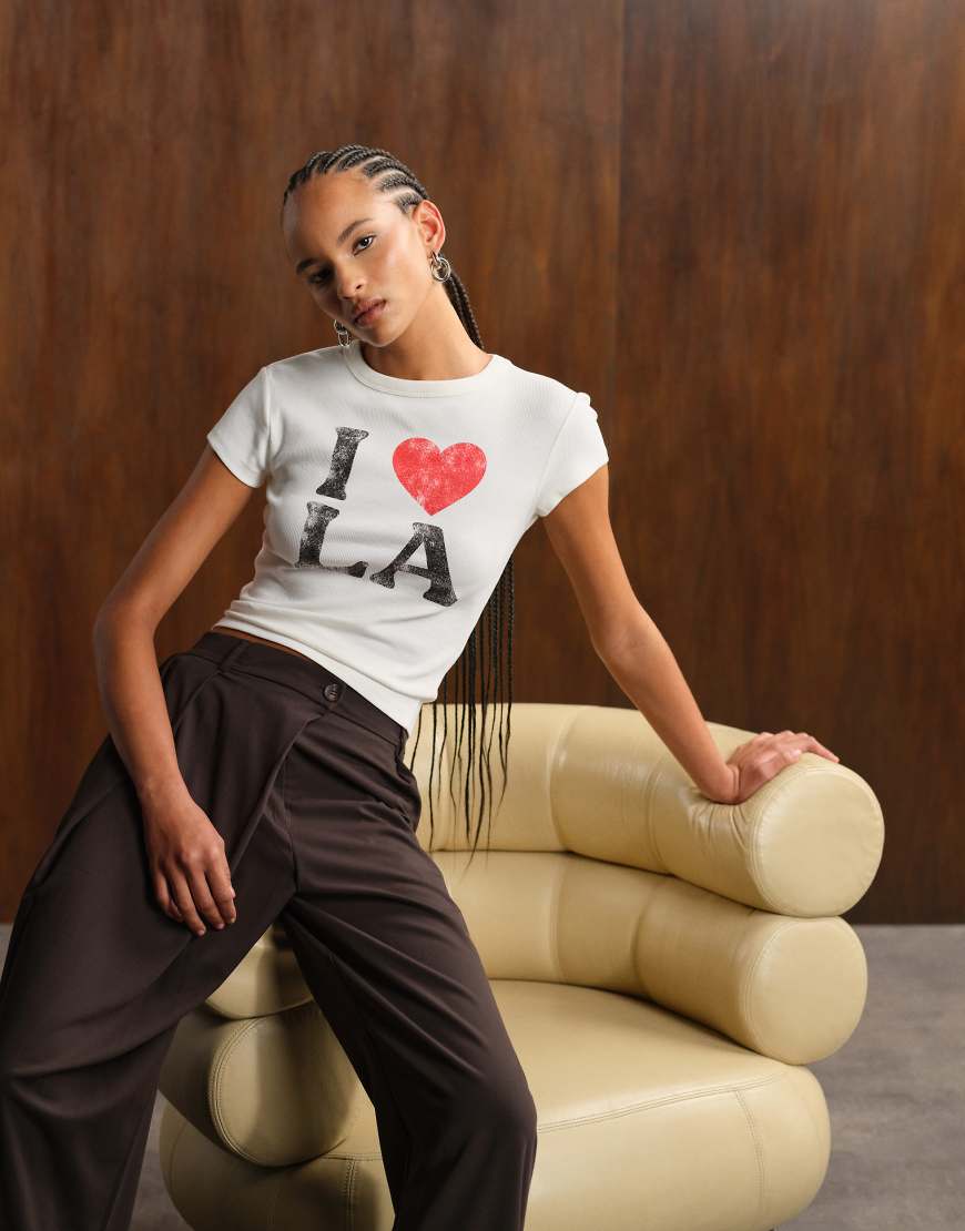 ASOS DESIGN - Knapp geschnittenes T-Shirt in Cremeweiß mit „LA"-Grafikprint von ASOS DESIGN