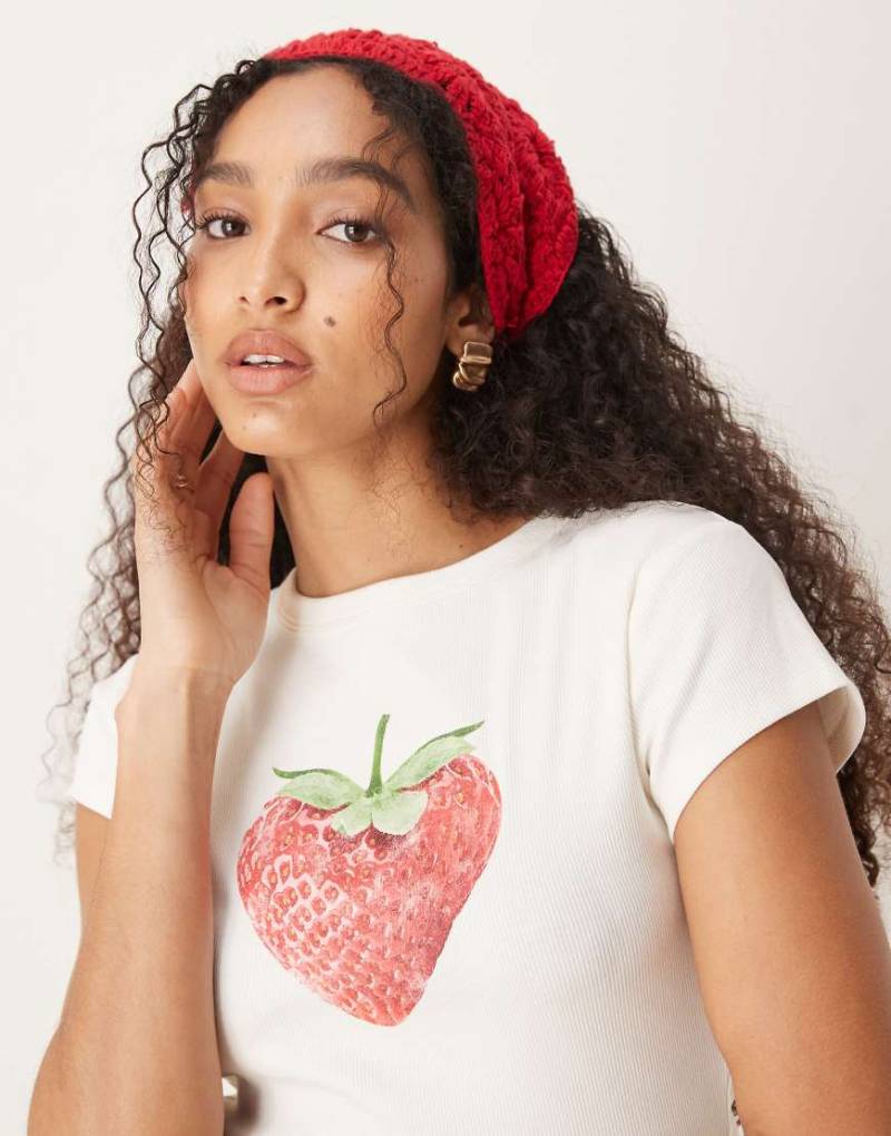ASOS DESIGN - Knapp geschnittenes T-Shirt in Cremeweiß mit Erdbeer-Grafikprint von ASOS DESIGN