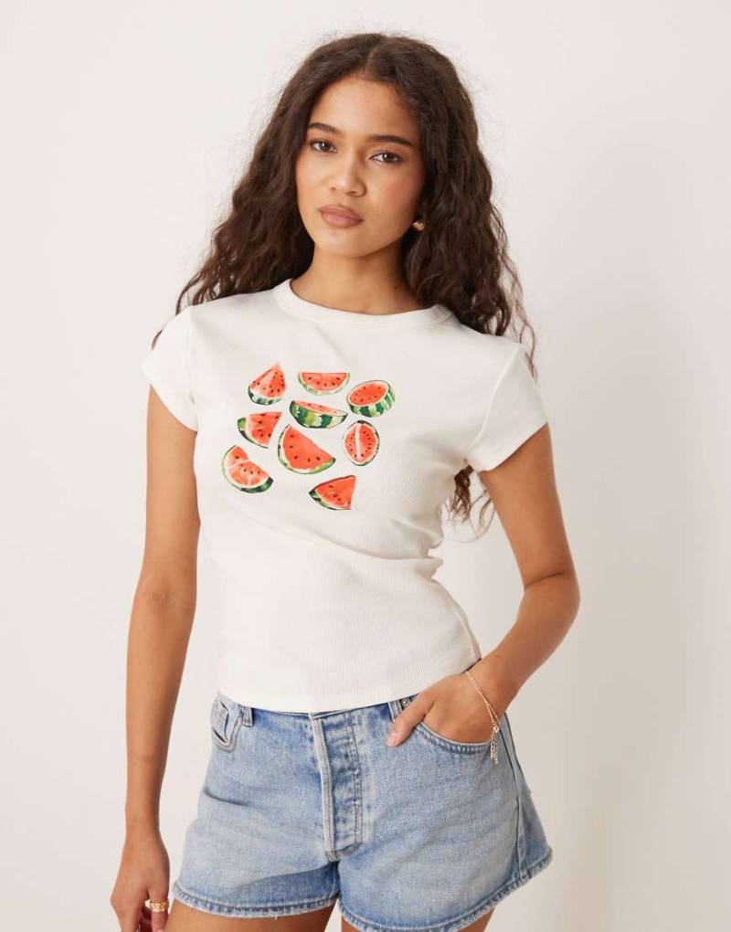 ASOS DESIGN - Knapp geschnittenes T-Shirt in Cremeweiß mit Melonen-Print von ASOS DESIGN