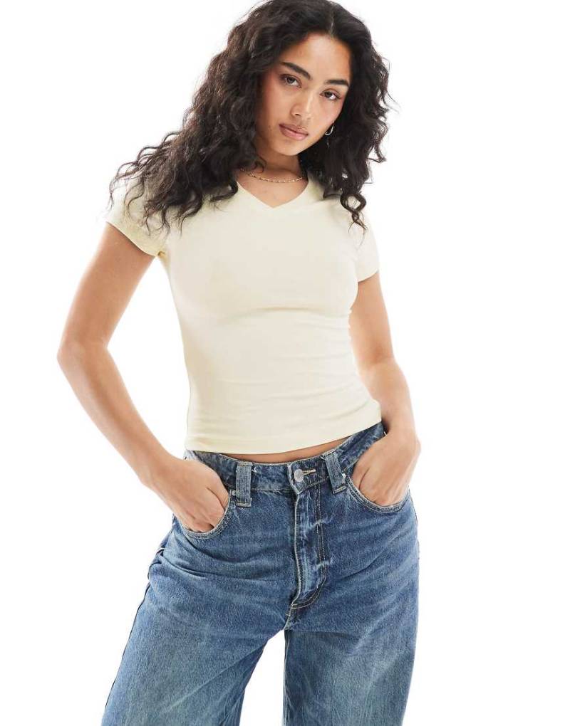 ASOS DESIGN - Knapp geschnittenes T-Shirt in Cremeweiß mit V-Ausschnitt von ASOS DESIGN