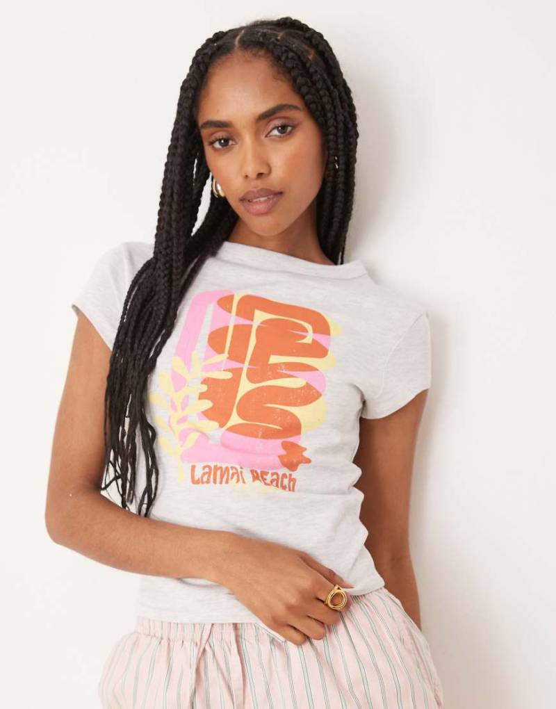 ASOS DESIGN - Knapp geschnittenes T-Shirt in Eisgrau meliert mit abstrakter Kunstgrafik von ASOS DESIGN
