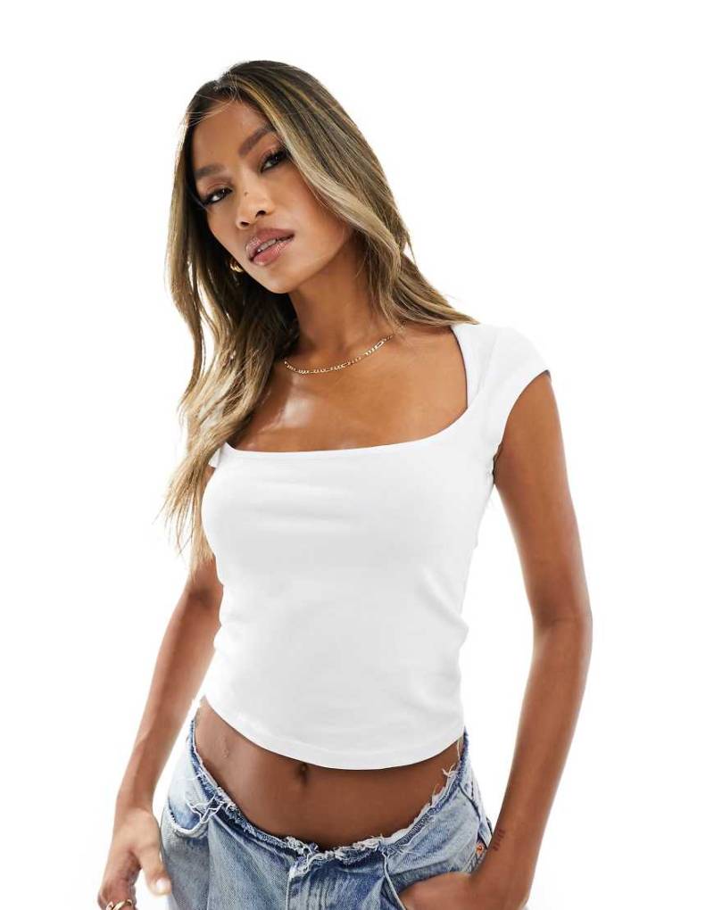 ASOS DESIGN - Knapp geschnittenes T-Shirt in Elfenbein mit Herzausschnitt-Weiß von ASOS DESIGN