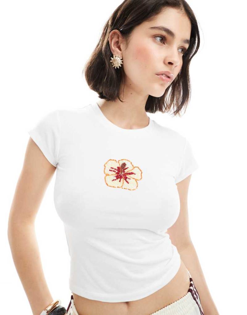 ASOS DESIGN - Knapp geschnittenes T-Shirt in Elfenbein mit Hibiskusgrafik aus Perlen-Weiß von ASOS DESIGN