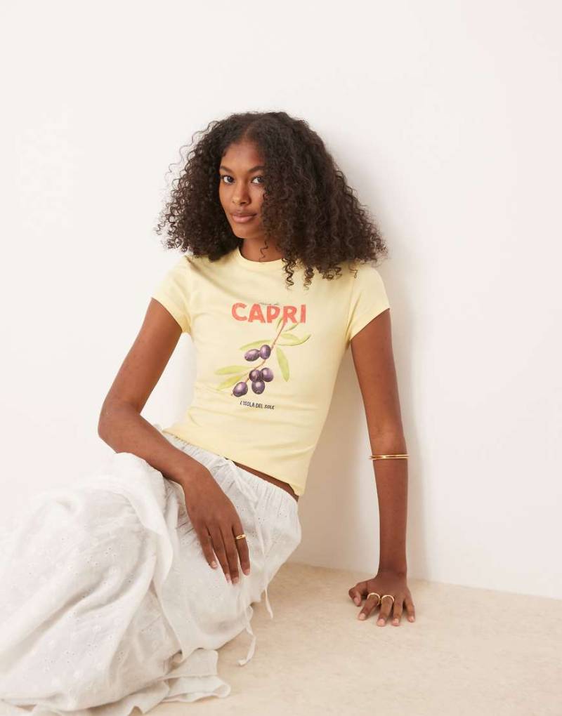 ASOS DESIGN - Knapp geschnittenes T-Shirt in Gelb mit „Capri"-Grafikprint von ASOS DESIGN