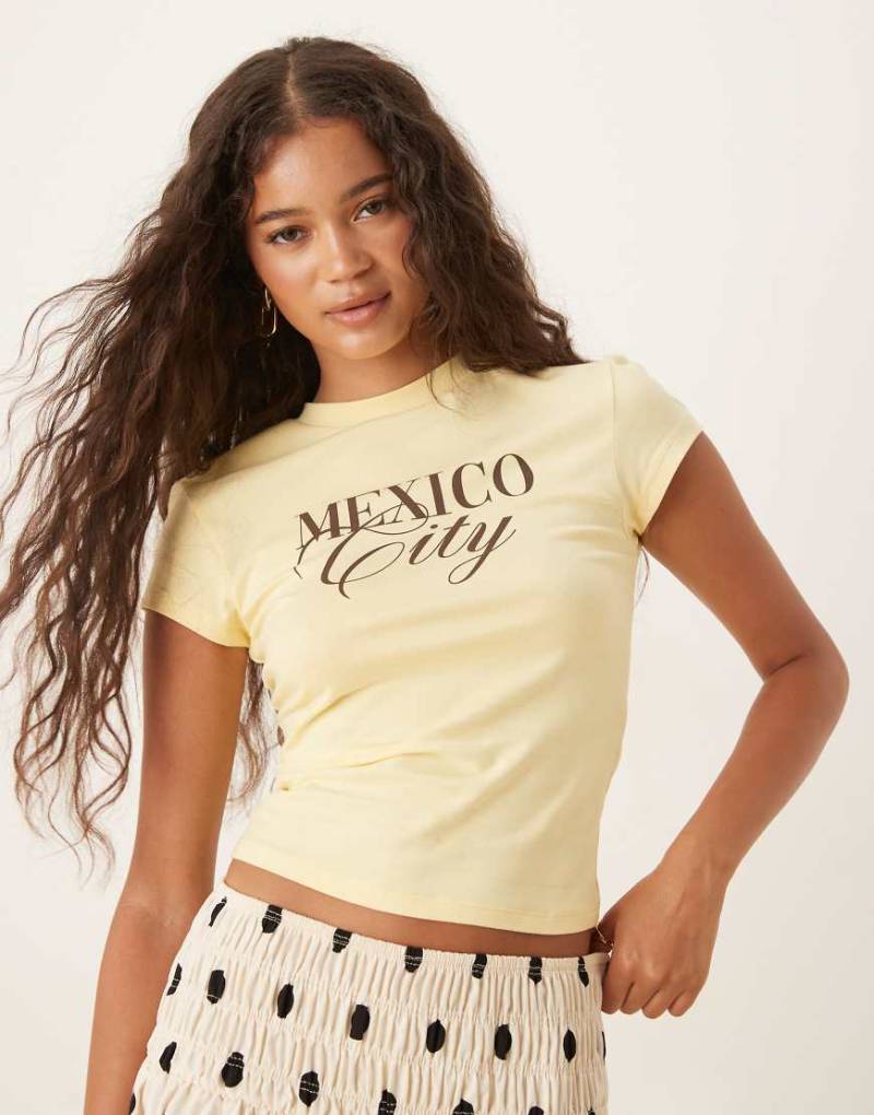 ASOS DESIGN - Knapp geschnittenes T-Shirt in Gelb mit „Mexico City"-Print von ASOS DESIGN