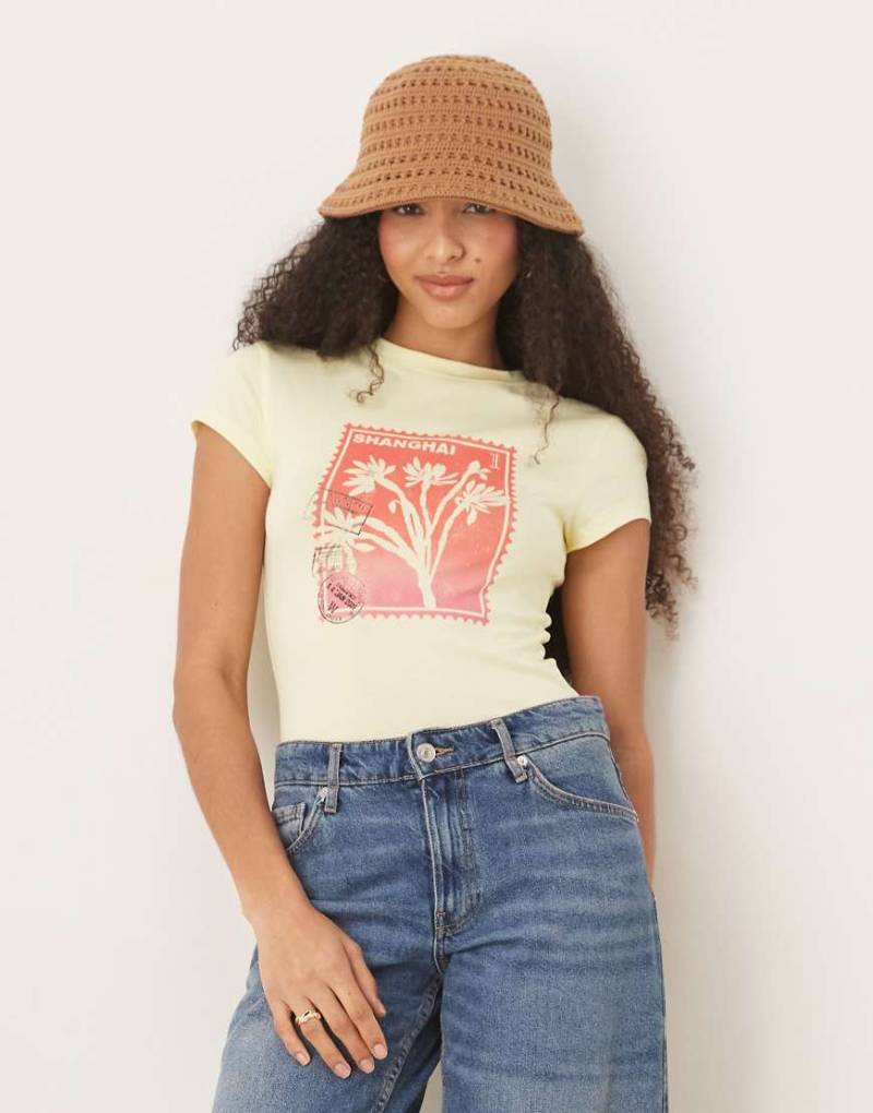 ASOS DESIGN - Knapp geschnittenes T-Shirt in Gelb mit Blumen-Print von ASOS DESIGN