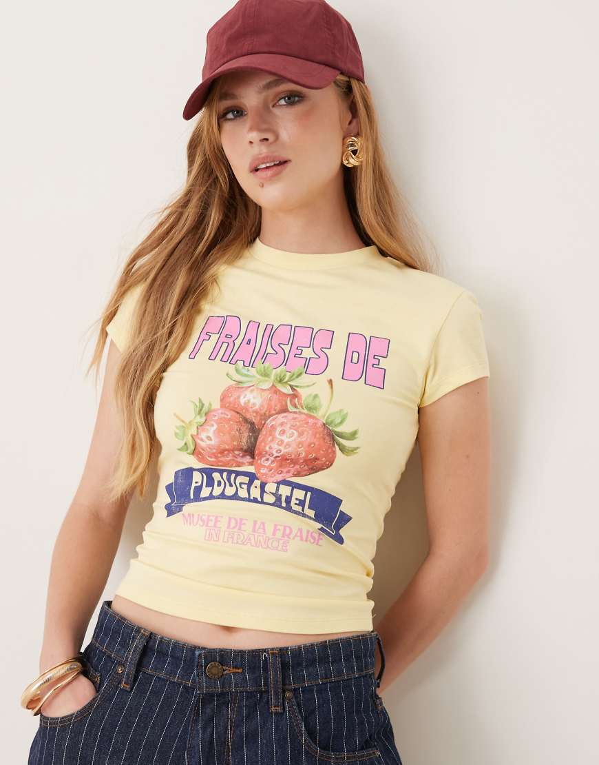 ASOS DESIGN - Knapp geschnittenes T-Shirt in Gelb mit Erdbeer-Print ASOS DESIGN - Knapp geschnittenes T-Shirt in Gelb mit Erdbeer-Print von ASOS DESIGN