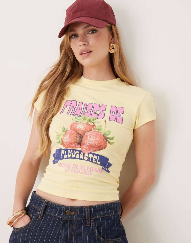 ASOS DESIGN - Knapp geschnittenes T-Shirt in Gelb mit Erdbeer-Print von ASOS DESIGN
