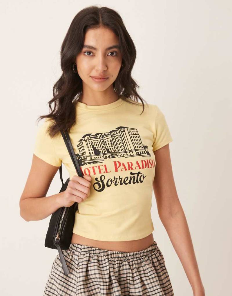 ASOS DESIGN - Knapp geschnittenes T-Shirt in Gelb mit Hotel-Print von ASOS DESIGN
