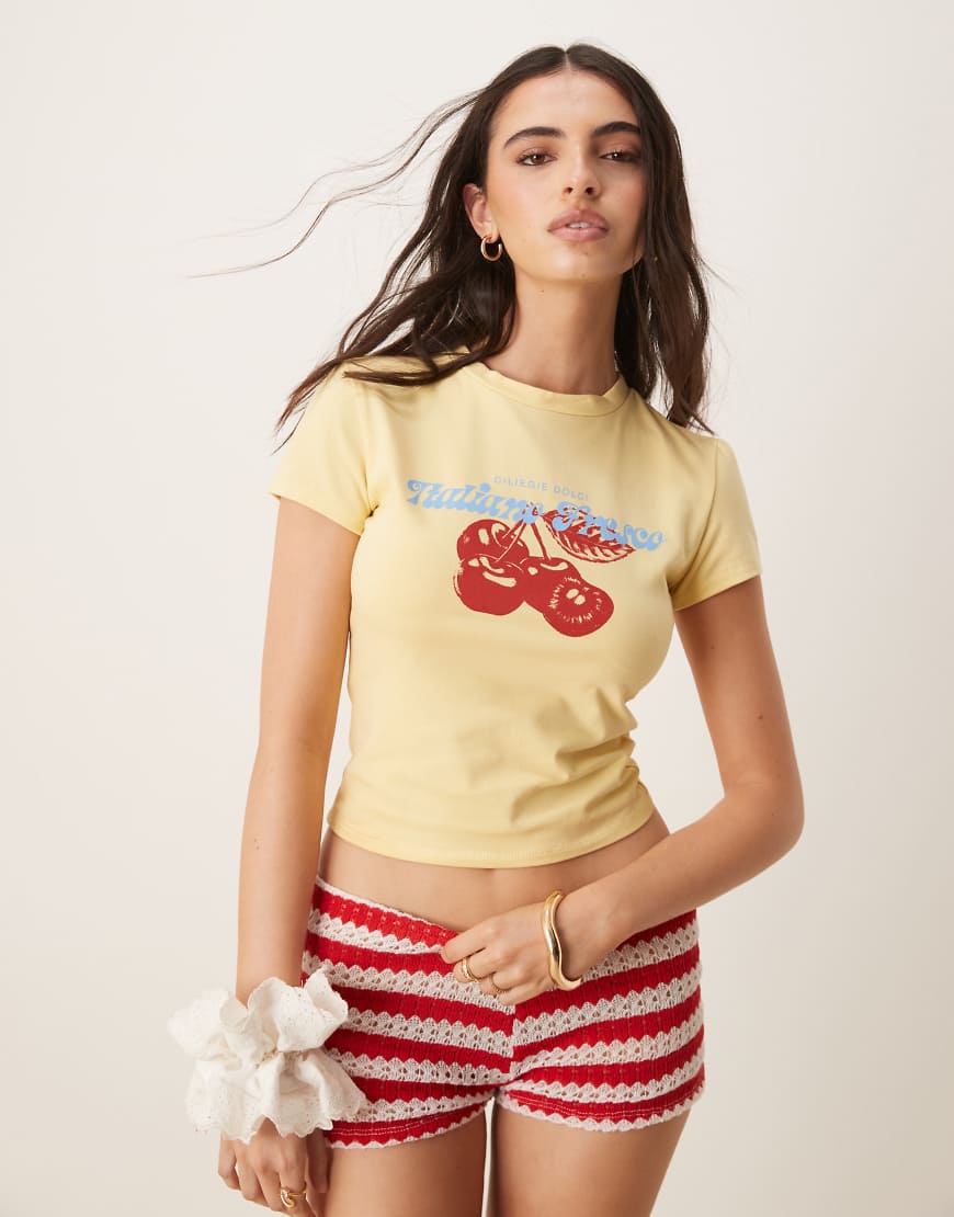 ASOS DESIGN - Knapp geschnittenes T-Shirt in Gelb mit Kirschgrafik ASOS DESIGN - Knapp geschnittenes T-Shirt in Gelb mit Kirschgrafik von ASOS DESIGN
