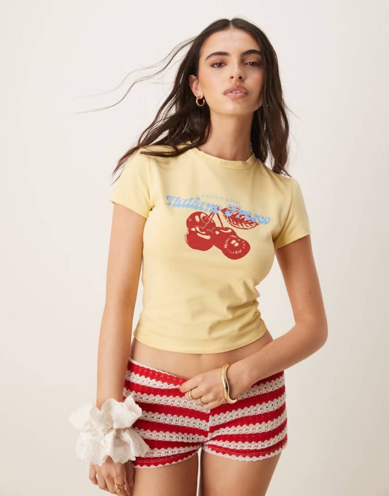 ASOS DESIGN - Knapp geschnittenes T-Shirt in Gelb mit Kirschgrafik von ASOS DESIGN