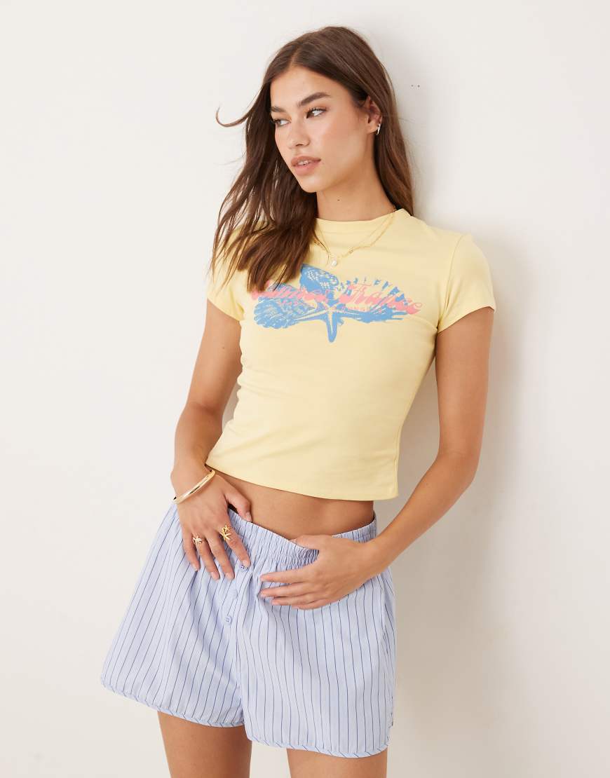 ASOS DESIGN - Knapp geschnittenes T-Shirt in Gelb mit Muschel-Print ASOS DESIGN - Knapp geschnittenes T-Shirt in Gelb mit Muschel-Print von ASOS DESIGN