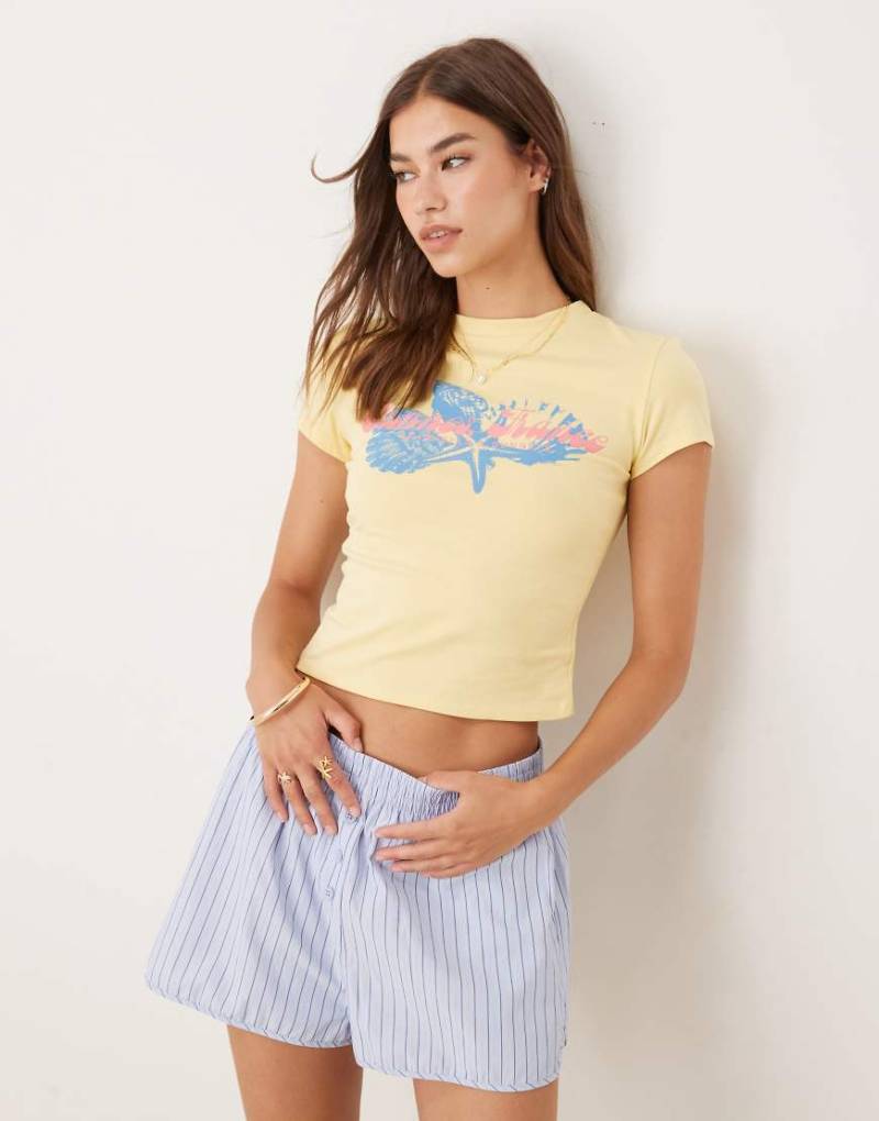 ASOS DESIGN - Knapp geschnittenes T-Shirt in Gelb mit Muschel-Print von ASOS DESIGN