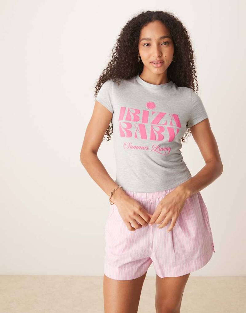ASOS DESIGN - Knapp geschnittenes T-Shirt in Grau meliert mit „Ibiza"-Grafikprint von ASOS DESIGN