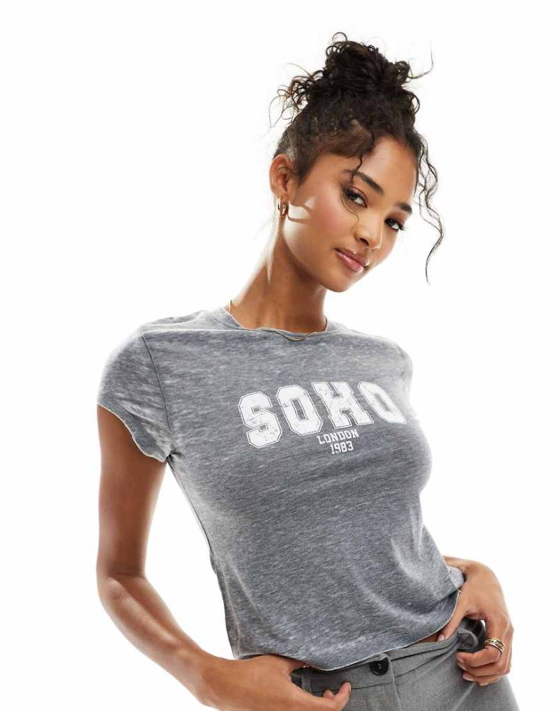 ASOS DESIGN - Knapp geschnittenes T-Shirt in Grau mit „Soho"-Grafikprint in Used-Optik von ASOS DESIGN