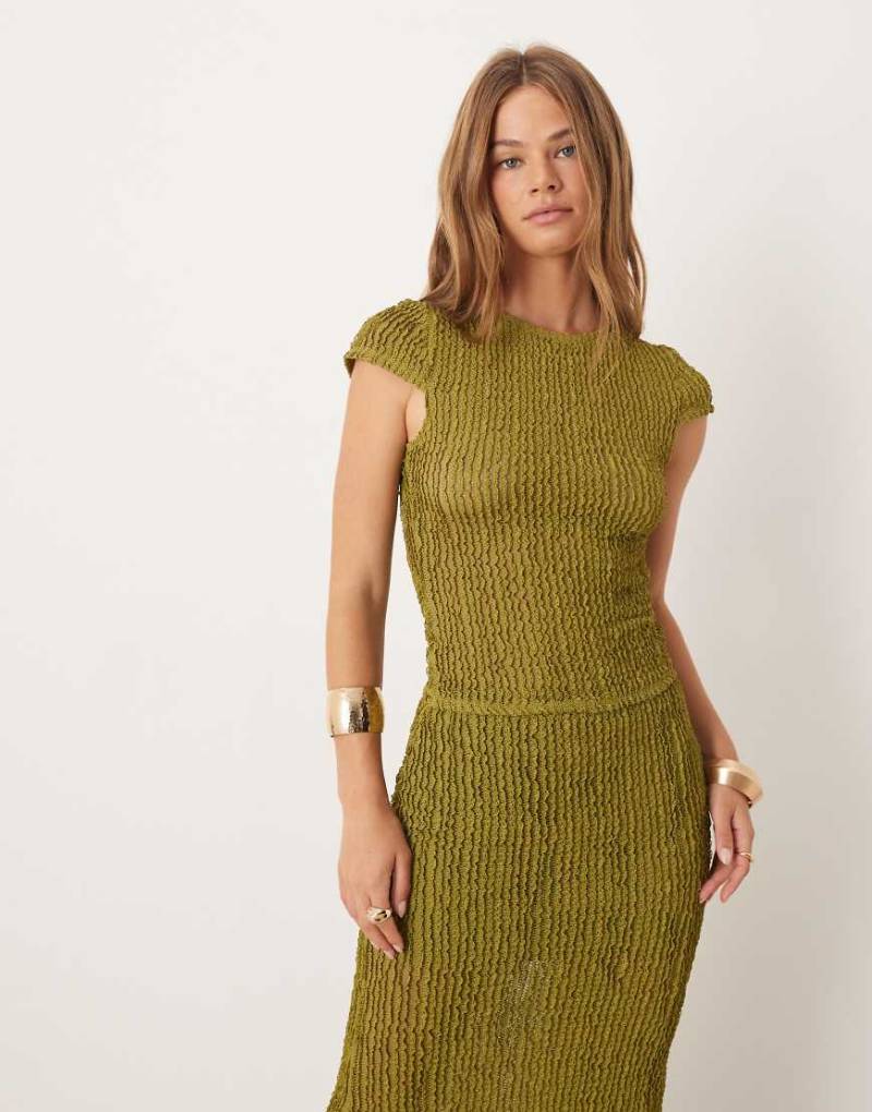 ASOS DESIGN - Knapp geschnittenes T-Shirt in Grün mit Kräuselstruktur von ASOS DESIGN