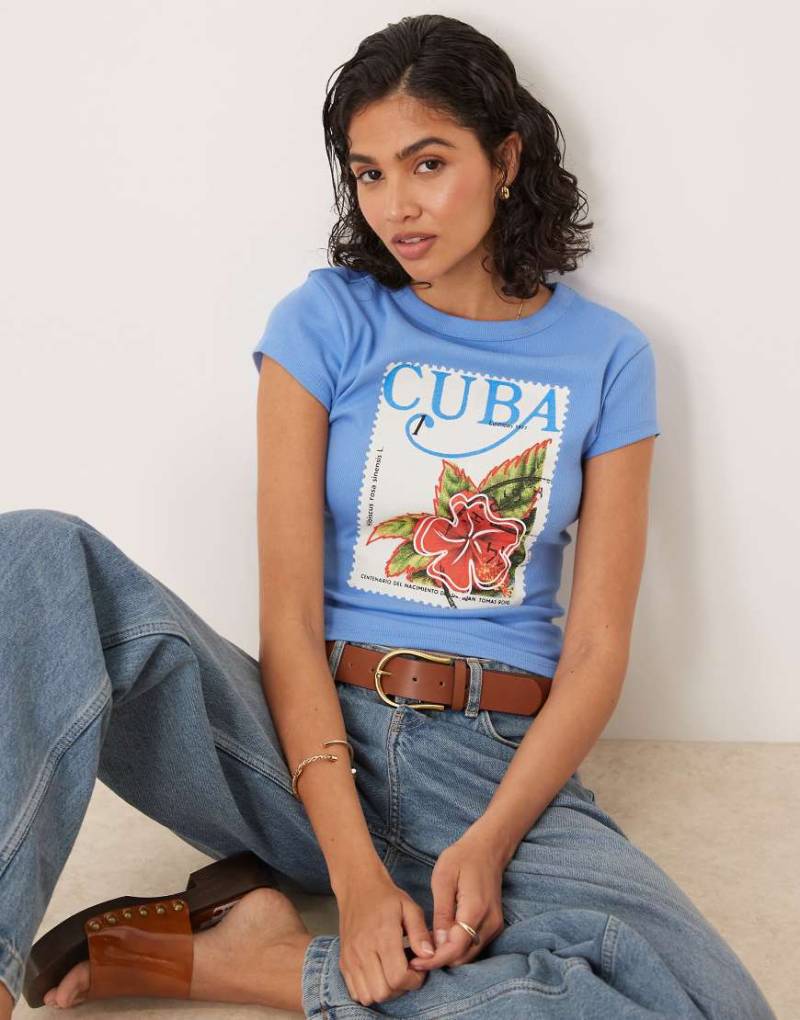 ASOS DESIGN - Knapp geschnittenes T-Shirt in Hellblau mit „Cuba"-Postkarten-Print von ASOS DESIGN