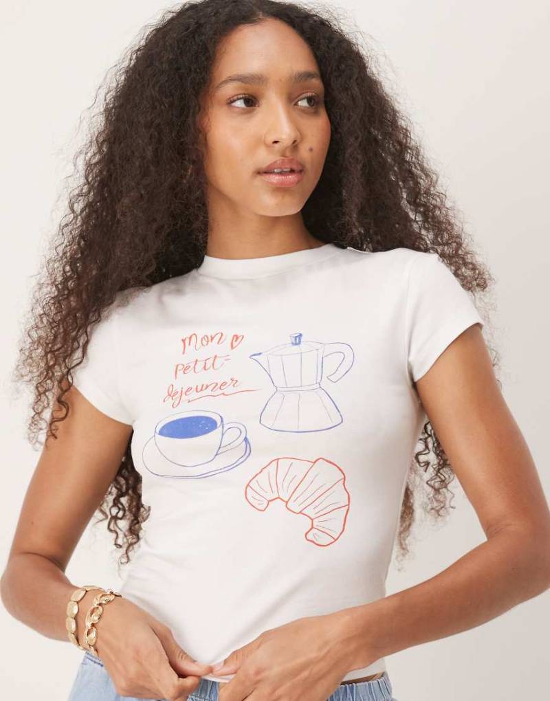 ASOS DESIGN - Knapp geschnittenes T-Shirt in Kokosmilchweiß mit Frühstücksgrafik von ASOS DESIGN