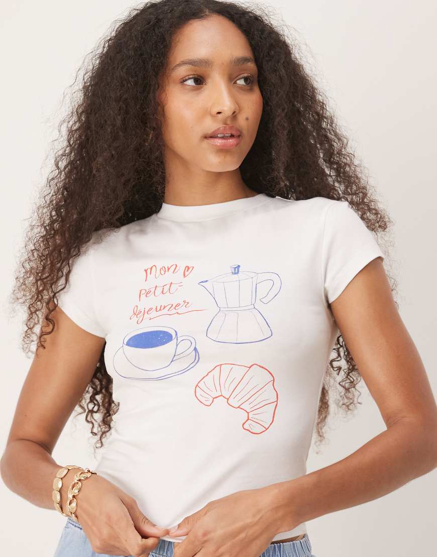 ASOS DESIGN - Knapp geschnittenes T-Shirt in Kokosmilchweiß mit Frühstücksgrafik ASOS DESIGN - Knapp geschnittenes T-Shirt in Kokosmilchweiß mit Frühstücksgrafik von ASOS DESIGN