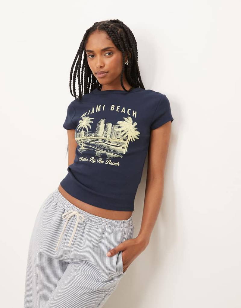 ASOS DESIGN - Knapp geschnittenes T-Shirt in Marineblau mit „Miami Beach"-Print von ASOS DESIGN