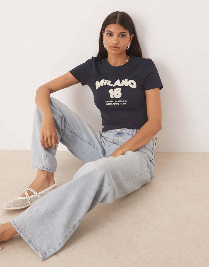 ASOS DESIGN - Knapp geschnittenes T-Shirt in Marineblau mit „Milano"-Motiv aus Chenille von ASOS DESIGN