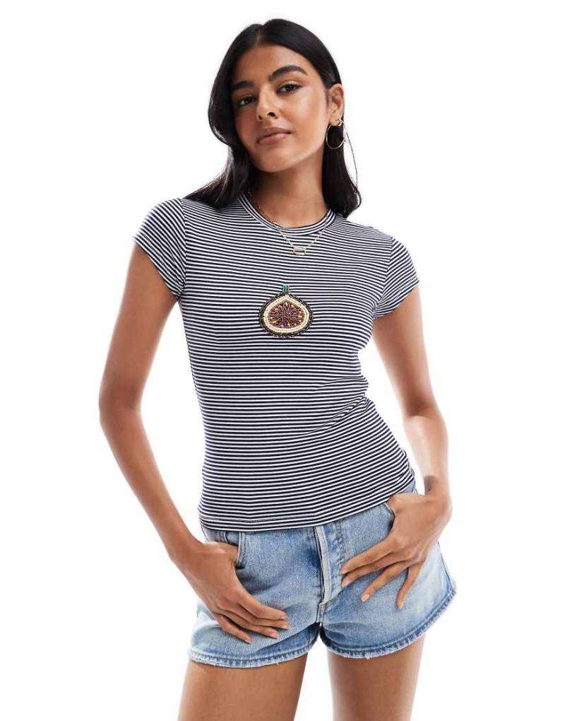 ASOS DESIGN - Knapp geschnittenes T-Shirt in Marineblau mit Streifen und Feigengrafik mit Perlen von ASOS DESIGN