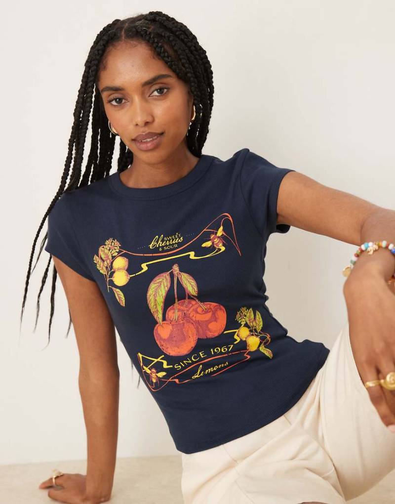 ASOS DESIGN - Knapp geschnittenes T-Shirt in Marineblau mit Vintage-Kirschen-Grafik von ASOS DESIGN