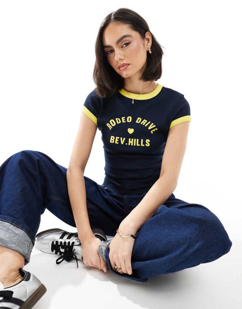 ASOS DESIGN - Knapp geschnittenes T-Shirt in Marineblau mit Waffelstruktur und „Bev. Hills"-Print von ASOS DESIGN