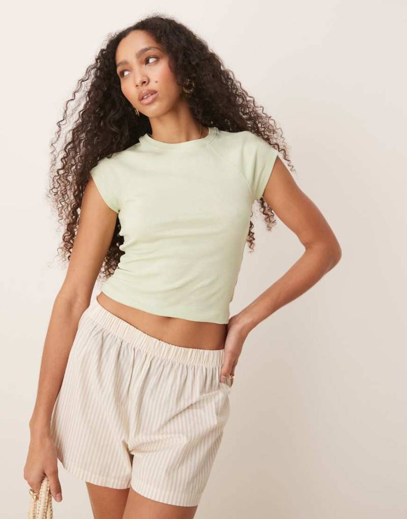 ASOS DESIGN - Knapp geschnittenes T-Shirt in Pastellgrün mit Raglan-Ärmeln von ASOS DESIGN