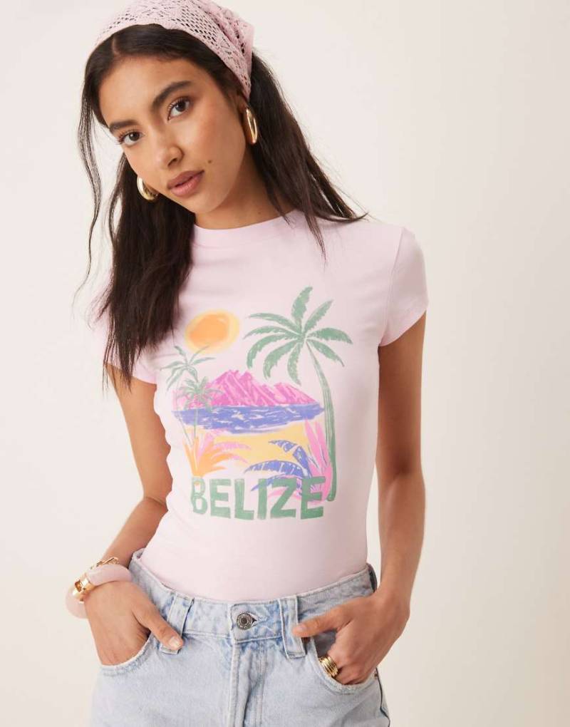 ASOS DESIGN - Knapp geschnittenes T-Shirt in Rosa mit „Belize"-Print von ASOS DESIGN