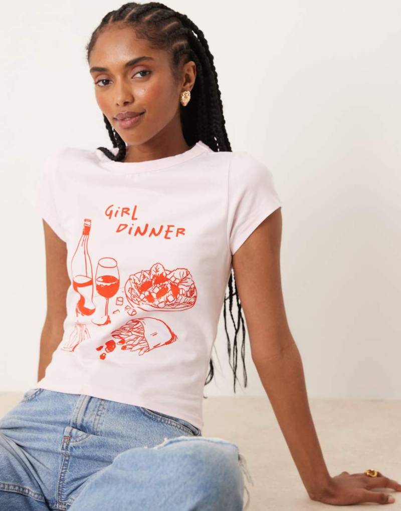 ASOS DESIGN - Knapp geschnittenes T-Shirt in Rosa mit „Girl Dinner"-Grafikprint von ASOS DESIGN