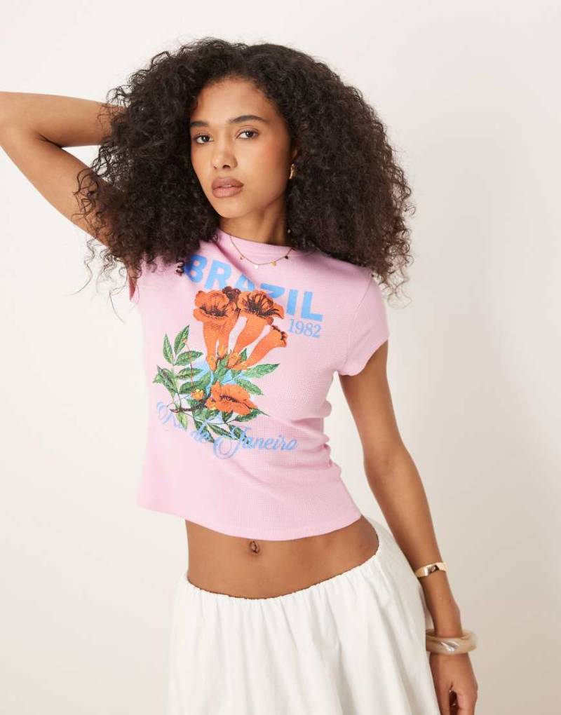 ASOS DESIGN - Knapp geschnittenes T-Shirt in Rosa mit Waffelstruktur und „Brazil"-Grafikprint von ASOS DESIGN