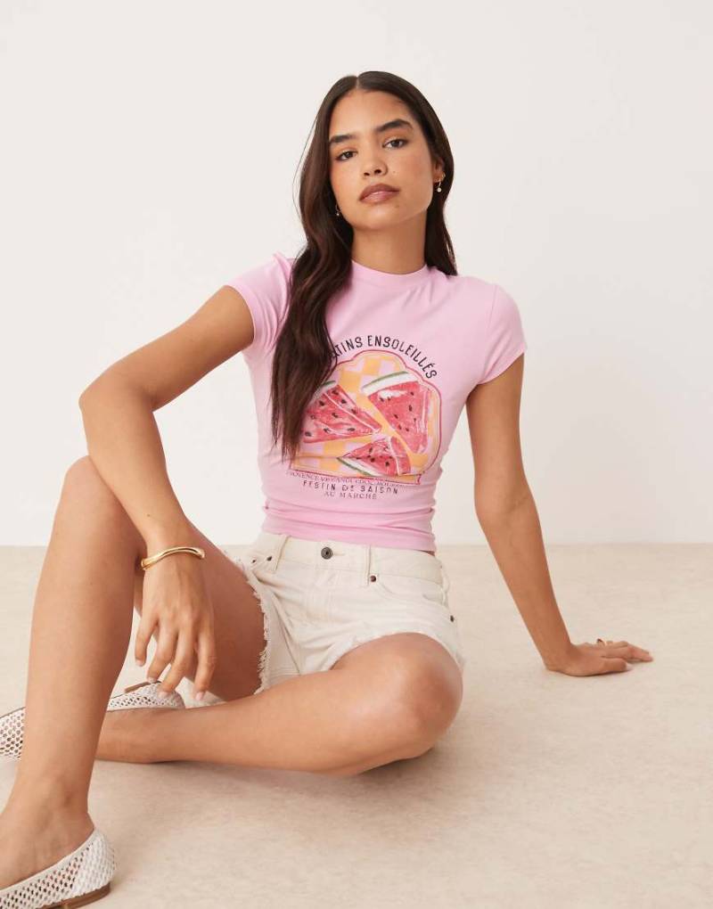 ASOS DESIGN - Knapp geschnittenes T-Shirt in Rosa mit Wassermelone-Grafikprint von ASOS DESIGN