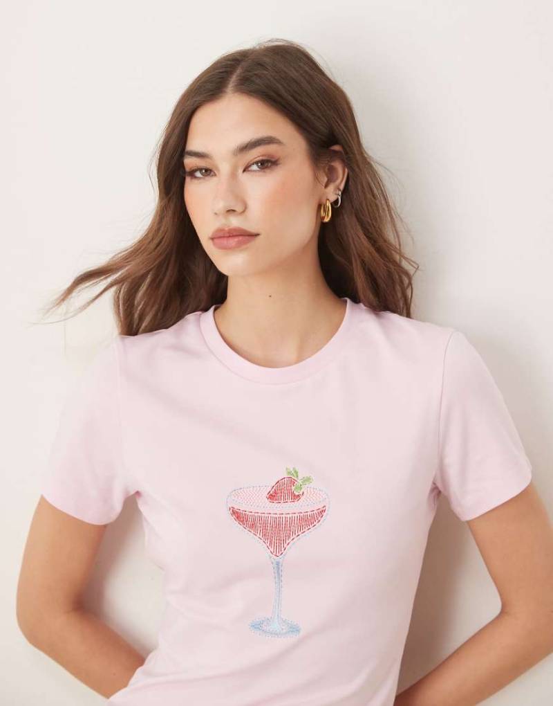 ASOS DESIGN - Knapp geschnittenes T-Shirt in Rosa mit aufgesticktem Cocktail-Motiv von ASOS DESIGN