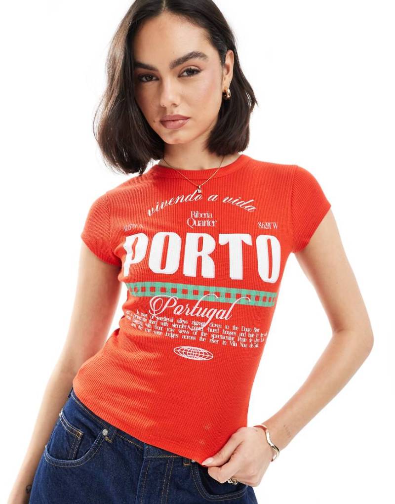 ASOS DESIGN - Knapp geschnittenes T-Shirt in Rot mit Waffelstruktur und „Porto"-Print von ASOS DESIGN