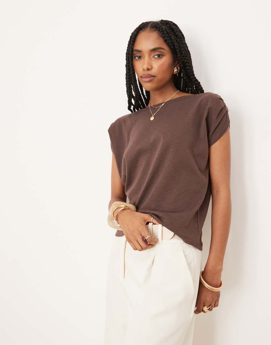 ASOS DESIGN - Knapp geschnittenes T-Shirt in Schokobraun mit Noppenstruktur und Kappärmeln von ASOS DESIGN