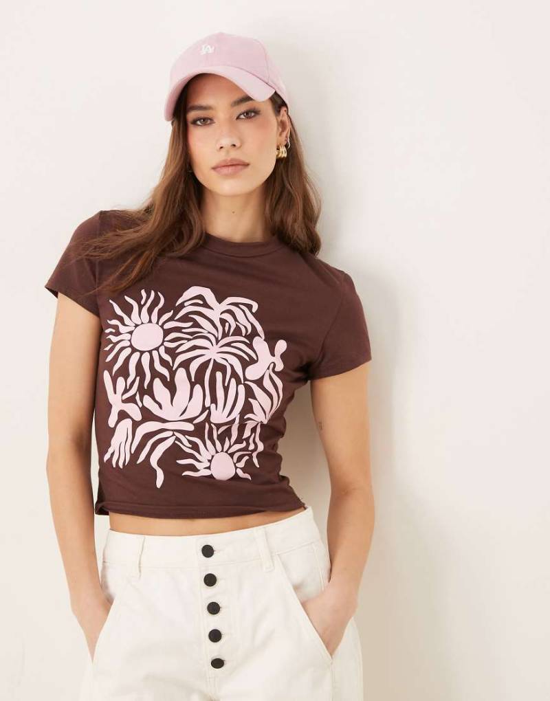 ASOS DESIGN - Knapp geschnittenes T-Shirt in Schokobraun mit floraler Grafik von ASOS DESIGN
