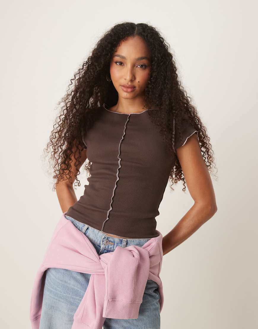 ASOS DESIGN - Knapp geschnittenes T-Shirt in Schokobraun mit rosa Ziernaht und Kappärmeln von ASOS DESIGN
