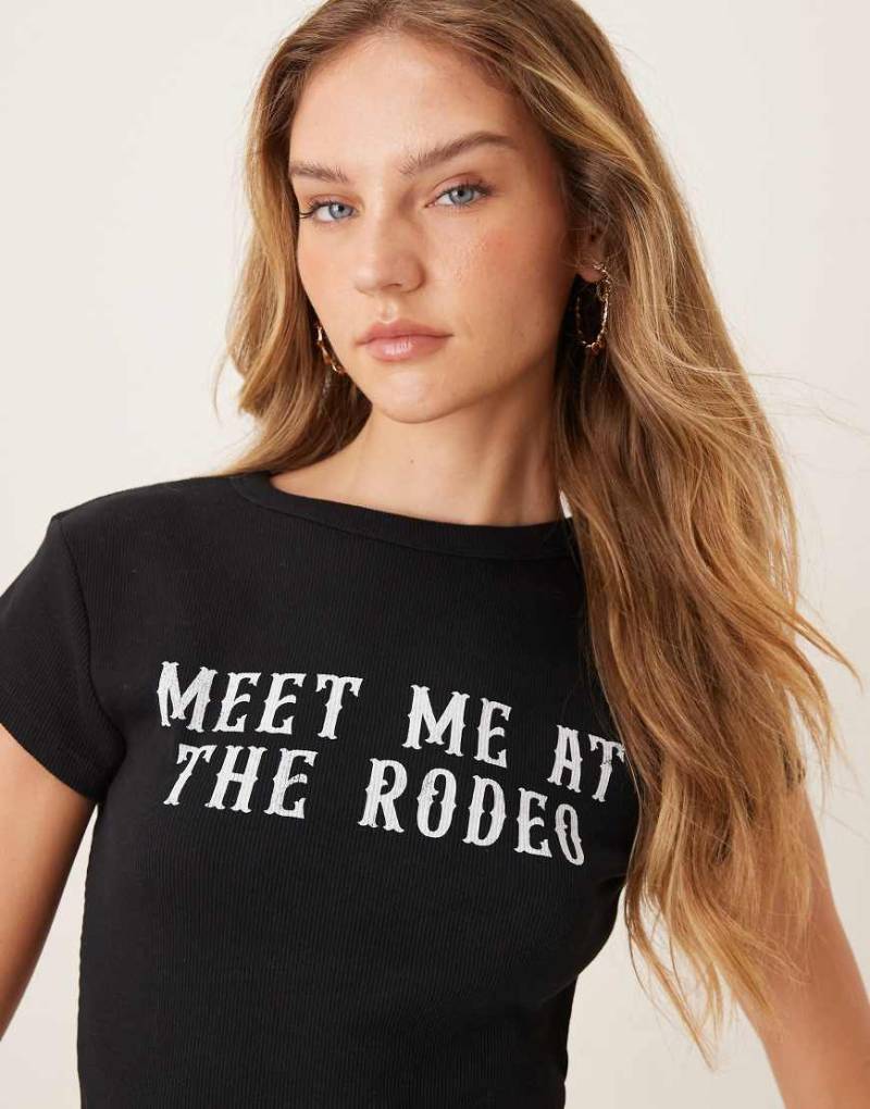 ASOS DESIGN - Knapp geschnittenes T-Shirt in Schwarz mit „Rodeo"-Schriftzug von ASOS DESIGN