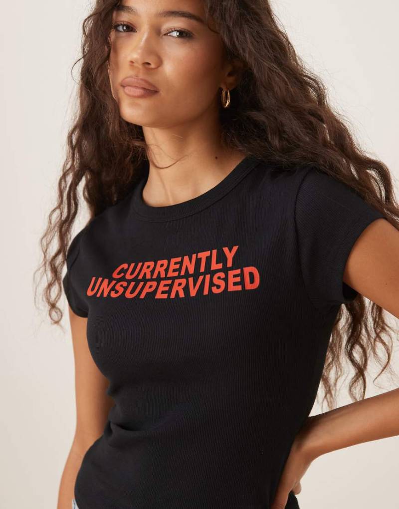 ASOS DESIGN - Knapp geschnittenes T-Shirt in Schwarz mit „Unsupervised"-Schriftzug-Grafikprint von ASOS DESIGN