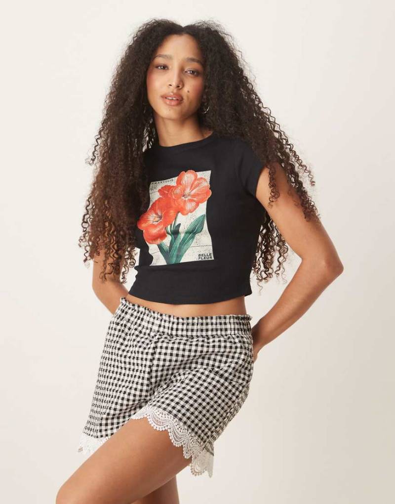 ASOS DESIGN - Knapp geschnittenes T-Shirt in Schwarz mit Blumen-Print von ASOS DESIGN