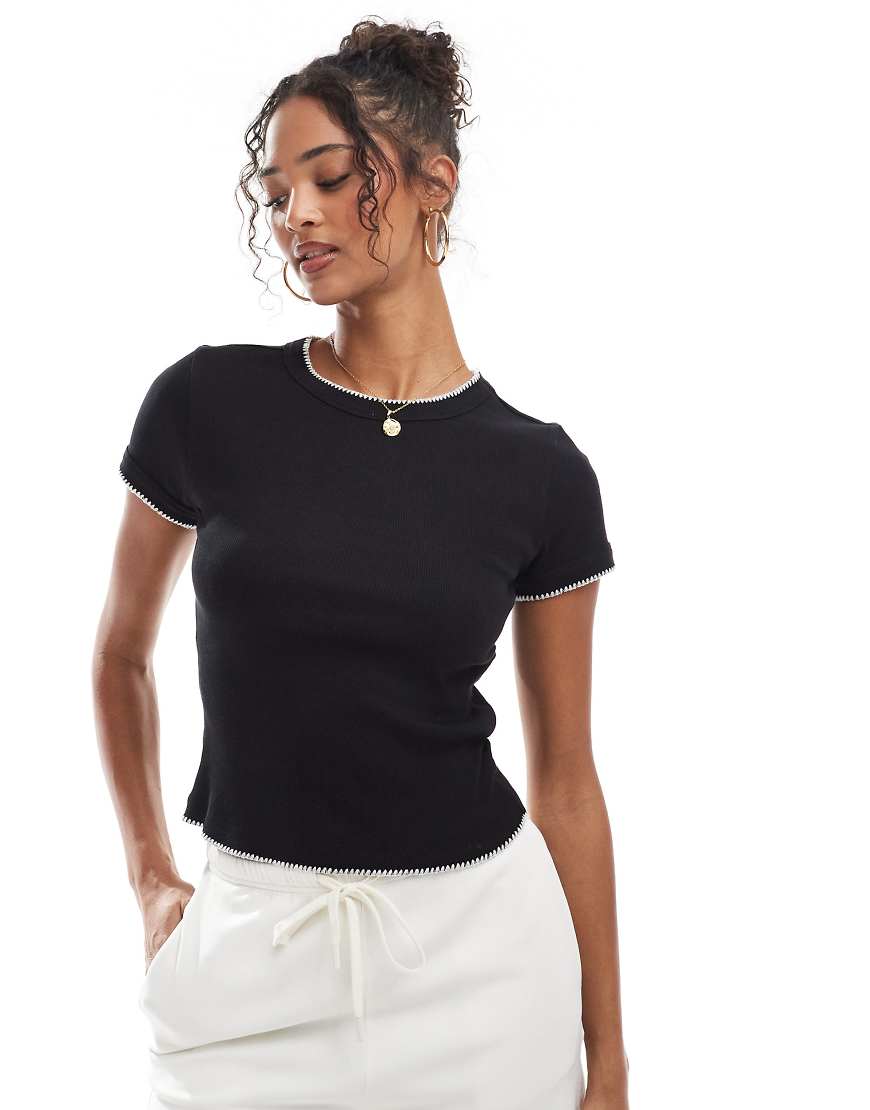 ASOS DESIGN - Knapp geschnittenes T-Shirt in Schwarz mit Languettenstich von ASOS DESIGN