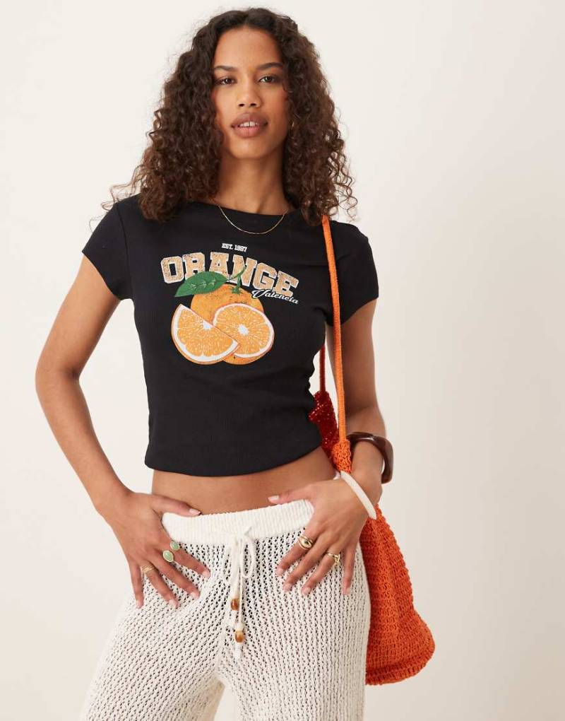 ASOS DESIGN - Knapp geschnittenes T-Shirt in Schwarz mit Orangen-Print von ASOS DESIGN
