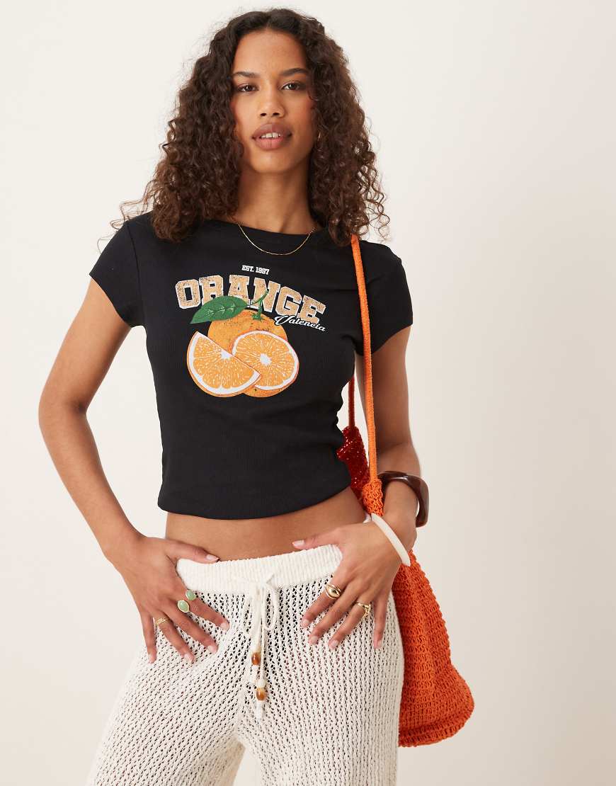 ASOS DESIGN - Knapp geschnittenes T-Shirt in Schwarz mit Orangen-Print von ASOS DESIGN