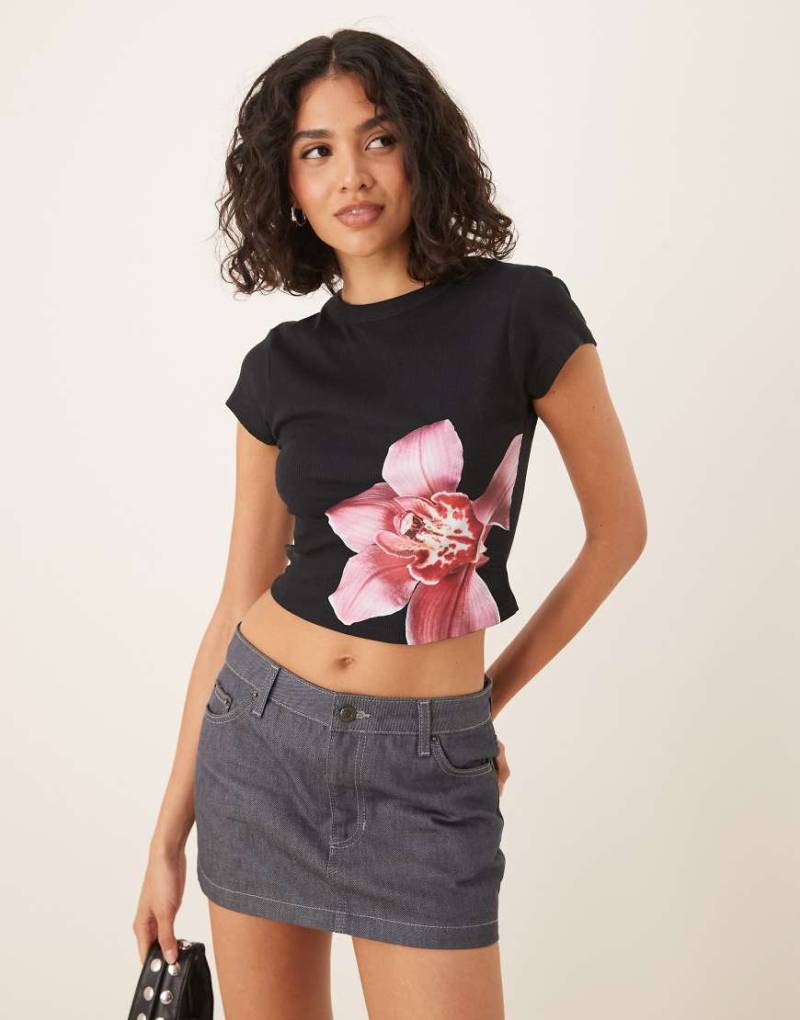 ASOS DESIGN - Knapp geschnittenes T-Shirt in Schwarz mit Orchideen-Grafik von ASOS DESIGN