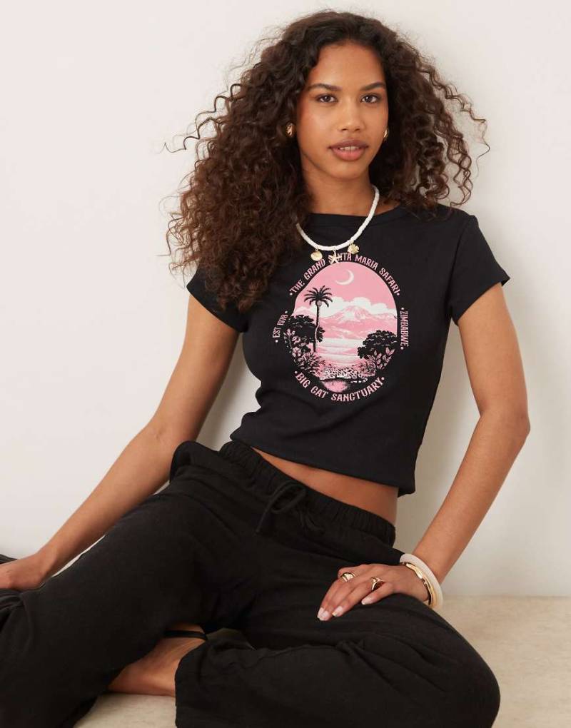 ASOS DESIGN - Knapp geschnittenes T-Shirt in Schwarz mit Safari-Grafikprint in Rosa von ASOS DESIGN